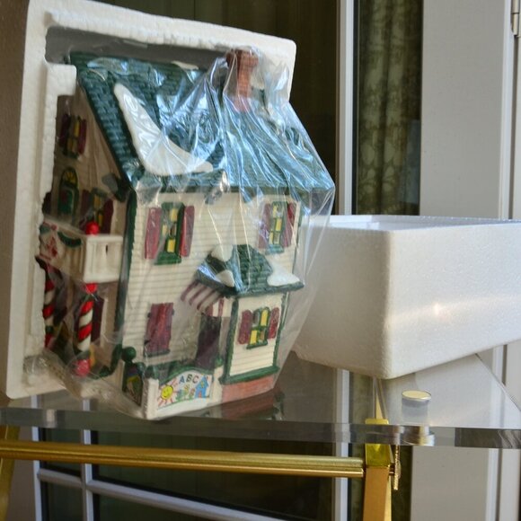 Dept 56 Department 56 Peppermint Porch Day Care Original Snow Village LIGHTED - Picture 4 of 15